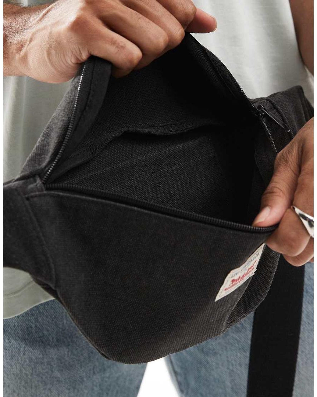 Bandolera Gris Carbón Estilo Riñonera Con Etiqueta Del Logo De Levi's de hombre de color Brown