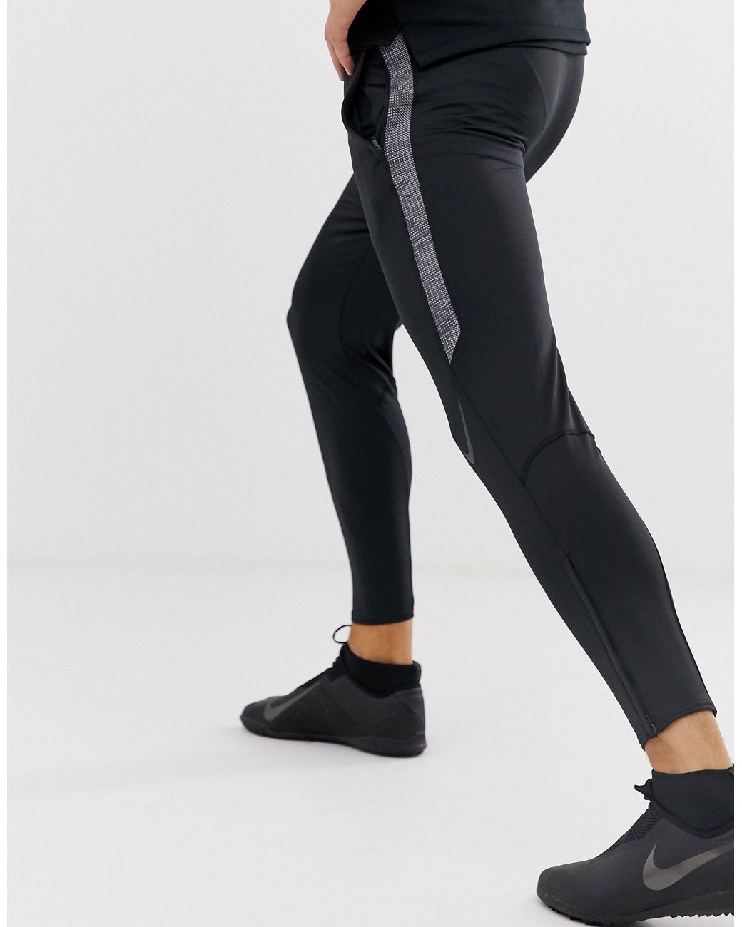 Nike Football Synthetic Strike Tapered 