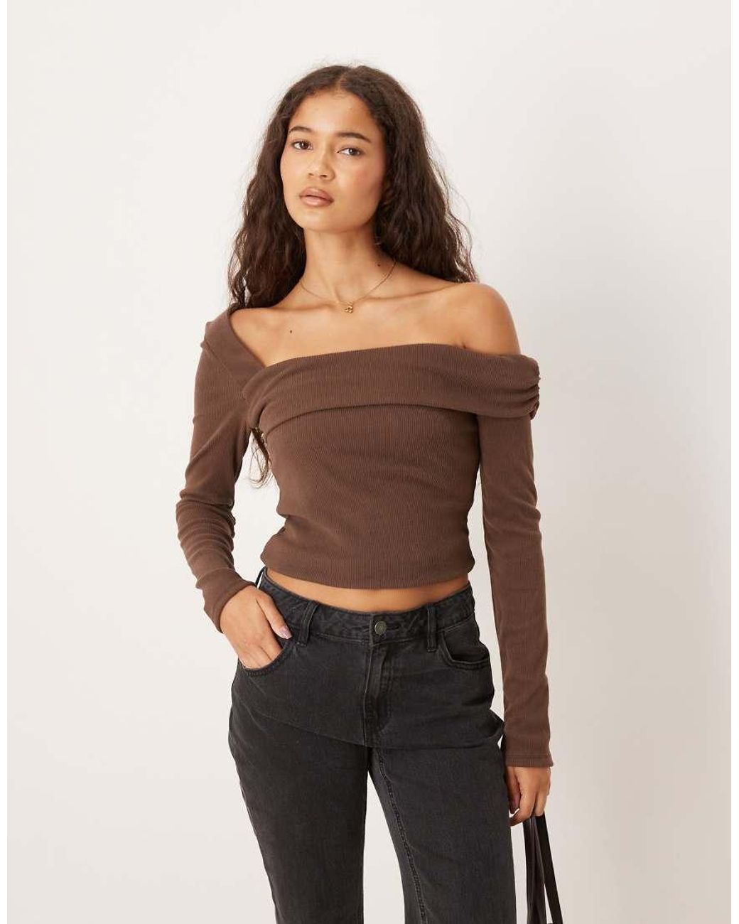 ASOS Geribbelde Top Met Lange Mouwen, Blote Schouders En Omslag in het Brown