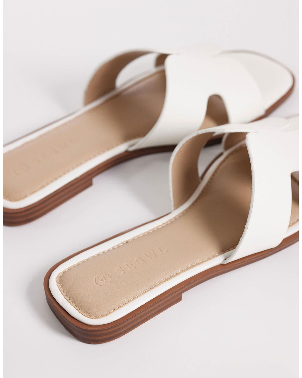 SEQWL White – storke – flache sandalen