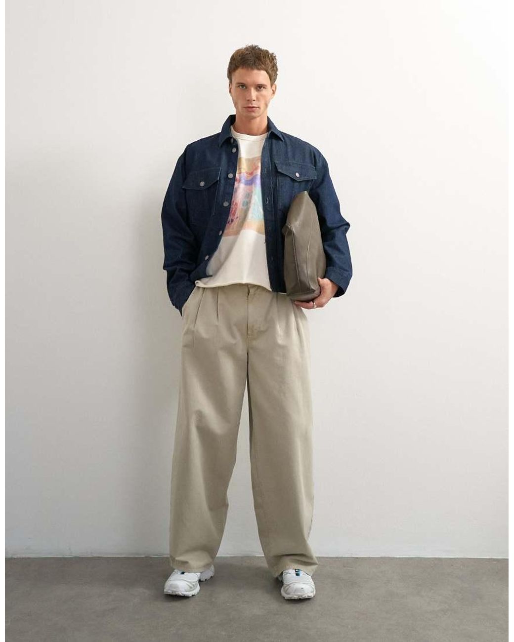 X Akilah Topman de hombre de color Gray