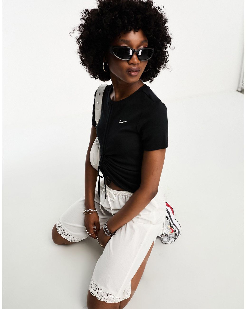 Camiseta negra con logo pequeño y lazada en la parte delantera de Nike de  color Negro | Lyst