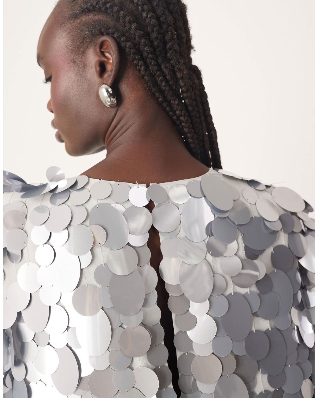 ARRANGE Natural – mit scheibenpailletten verziertes kurzes t-shirt-kleid