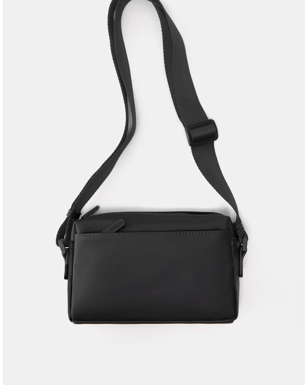 Pull&Bear – gummierte umhängetasche in Black für Herren