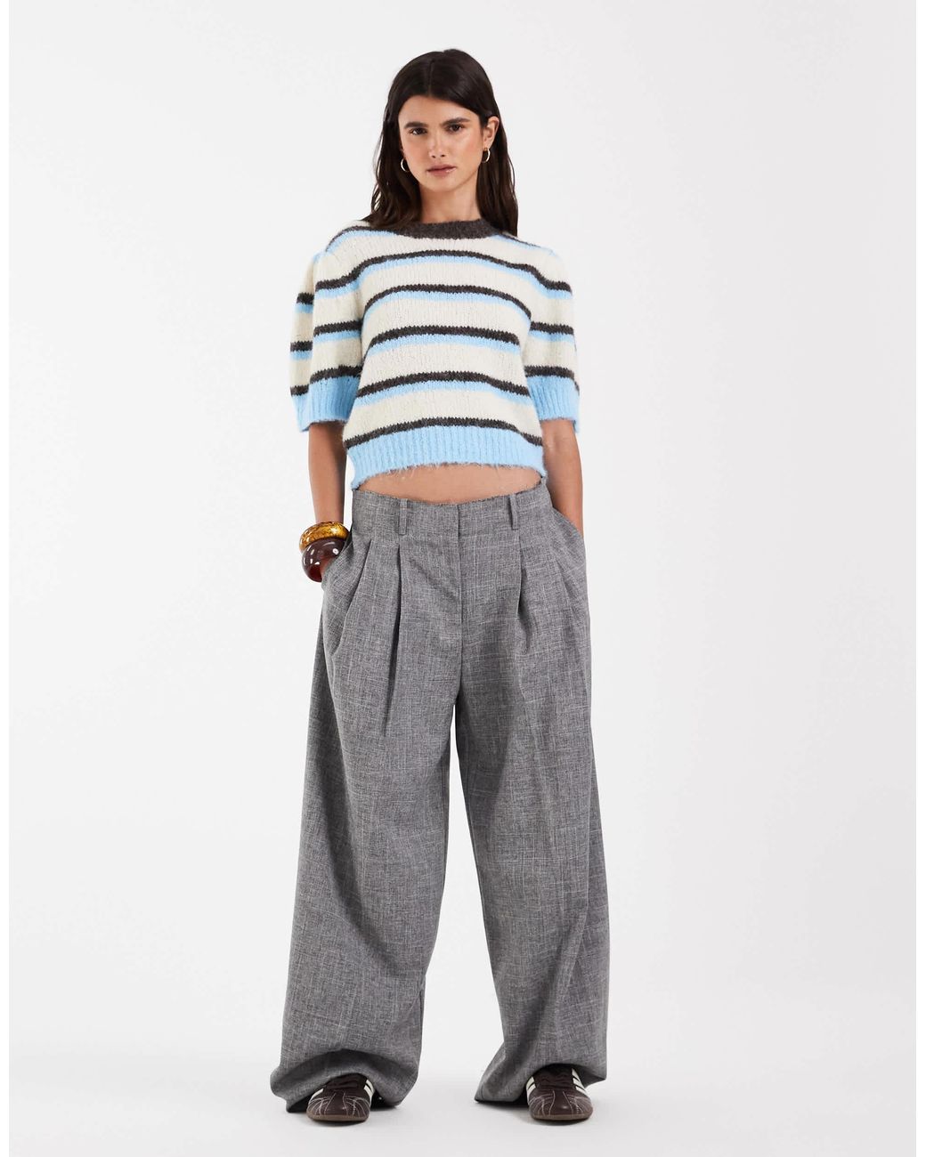 Vero Moda Gray Kurzärmliger strickpullover mit braun-blauen streifen