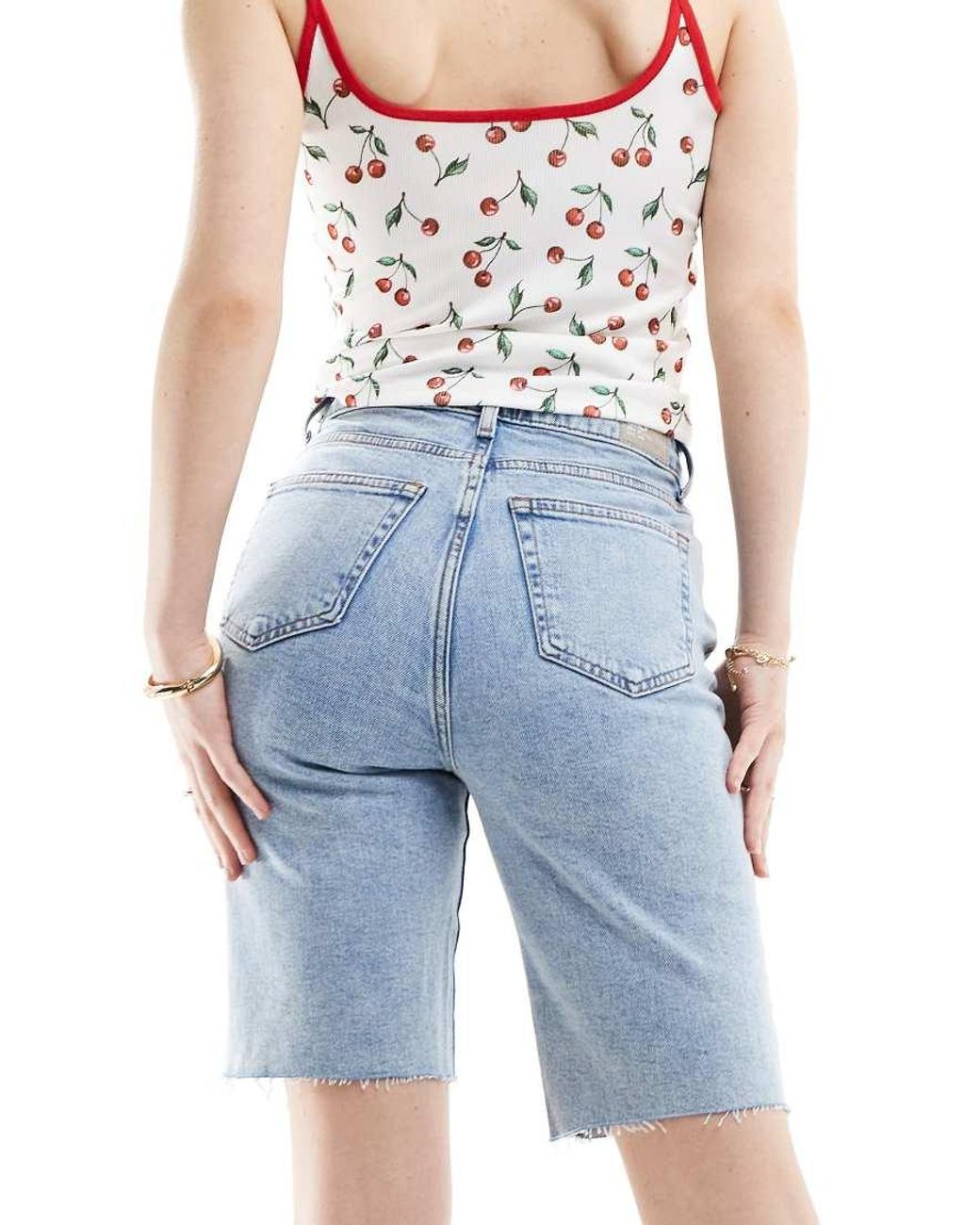 Pantalones Cortos Vaqueros De Corte Alargado Y Talle Medio Con Lavado Azul Claro Y Bajos Sin Rematar Emily De ONLY de color Blue
