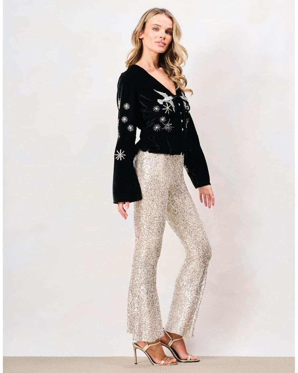 Hope & Ivy Natural The Glacia Long Sleeve V-Neck Button Front Embellished Top