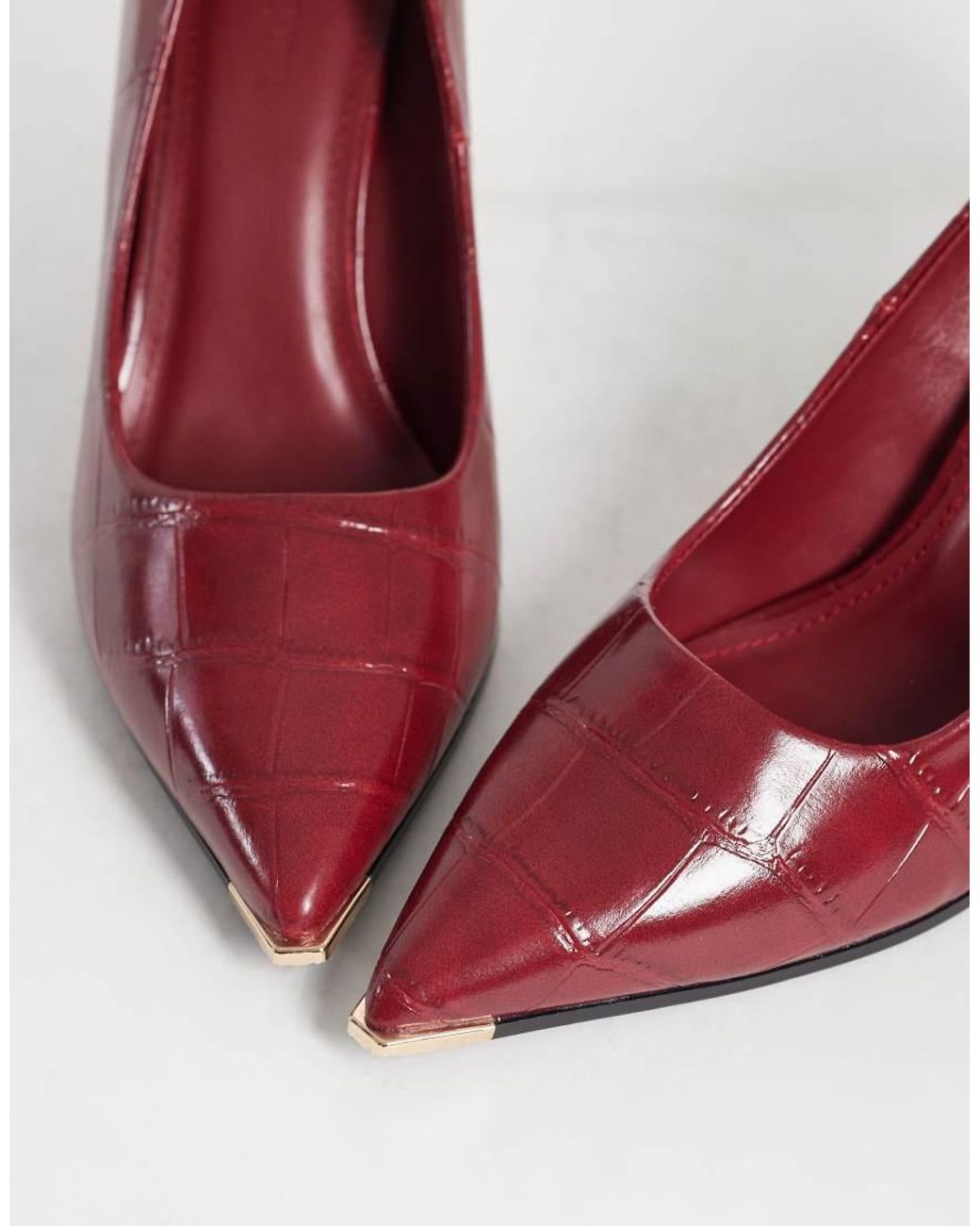 SEQWL Red Pumps With Gold Detail
