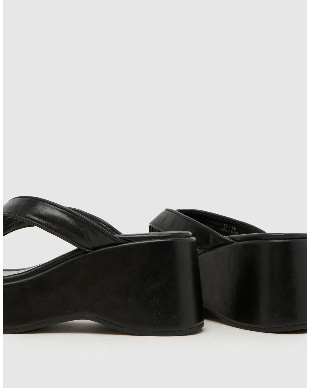 Schuh Black Tonio Flatform Toe Thong Sandal