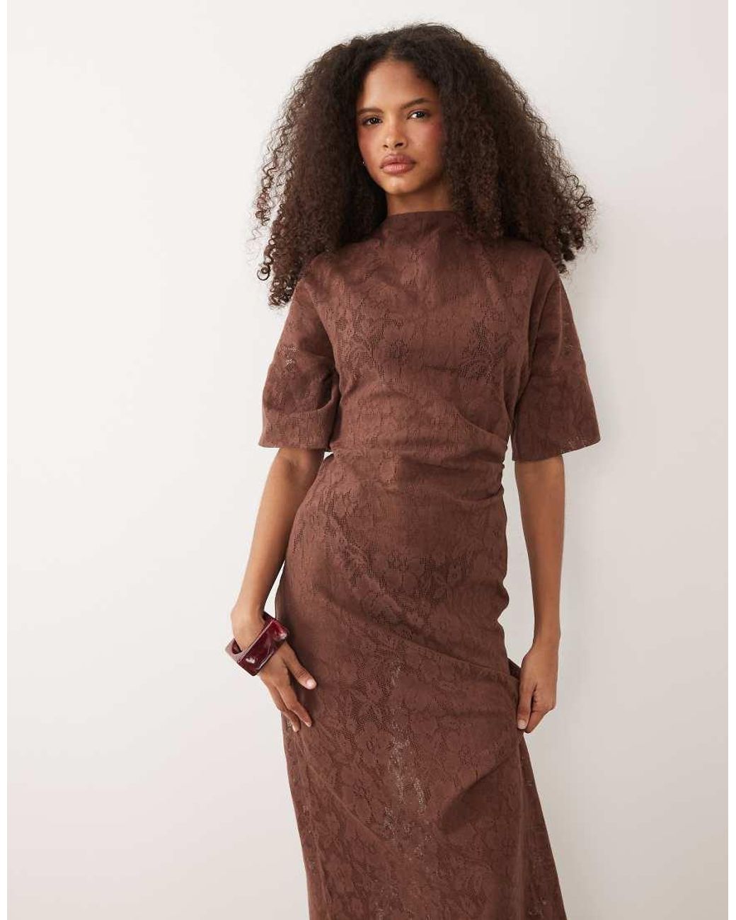 Suvi di Pretty Lavish in Brown