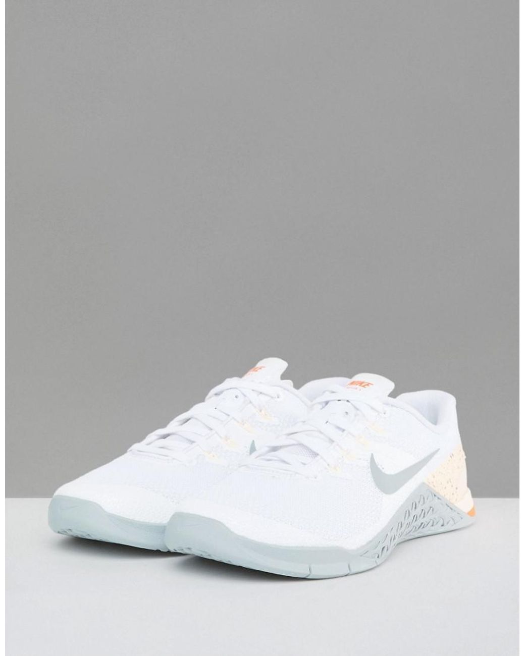 Nike Metcon Trainers womens metcon trainers In White And Peach