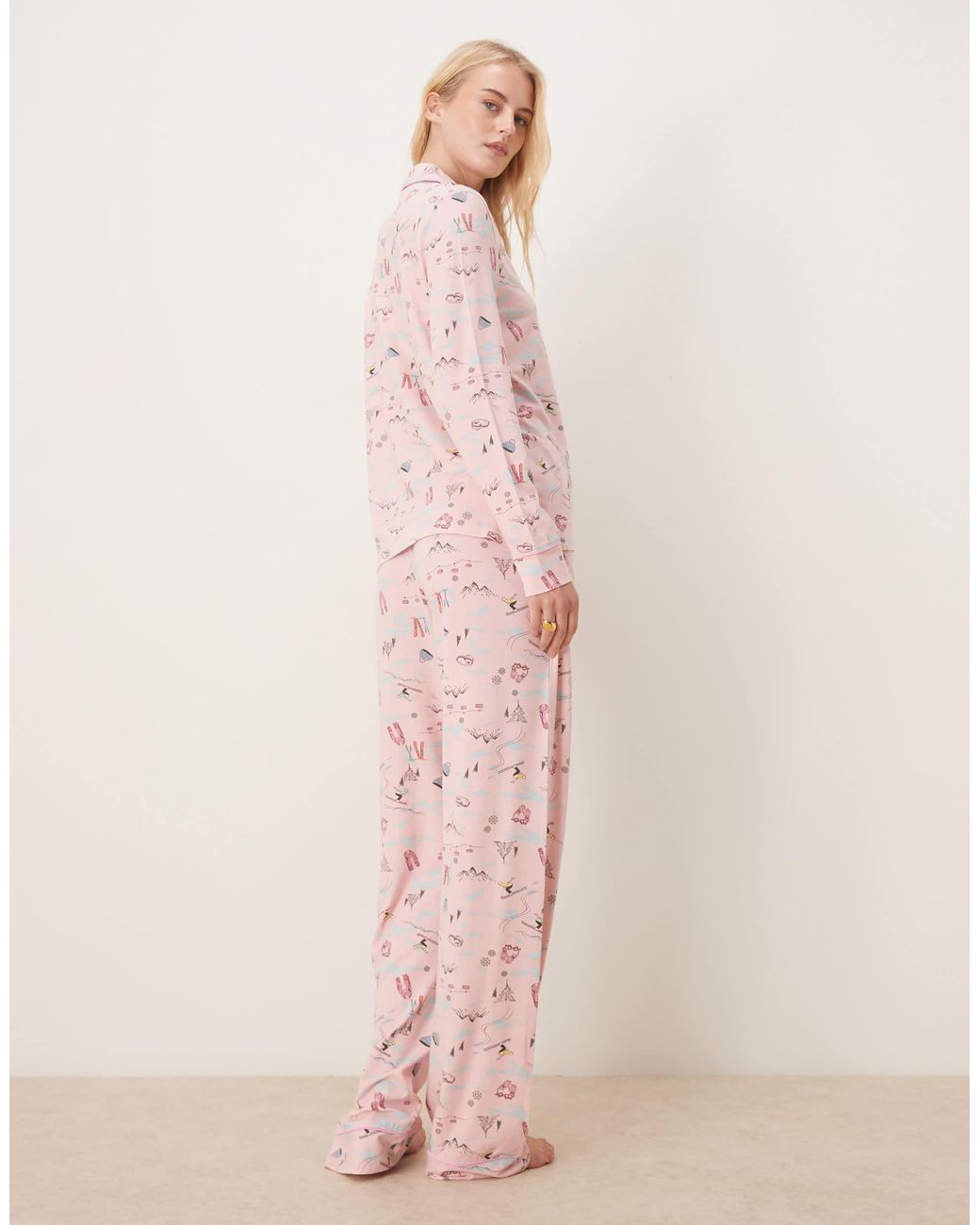 ASOS Pink Asos design tall – superweicher pyjama aus langärmligem hemd und hose mit ski-aufdruck und farblich abgesetzter paspelierung