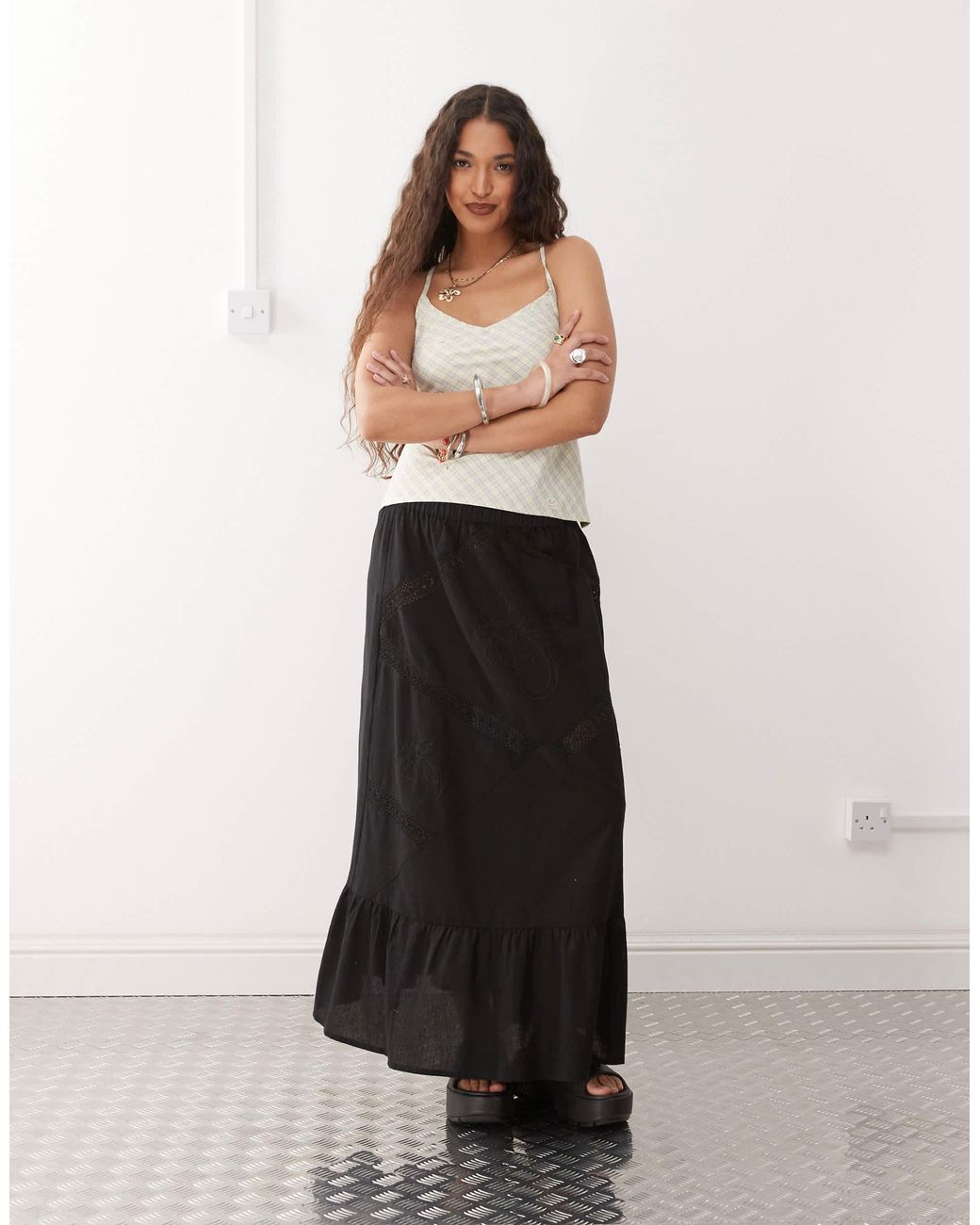Jupe longue brodée style western Collusion en coloris White