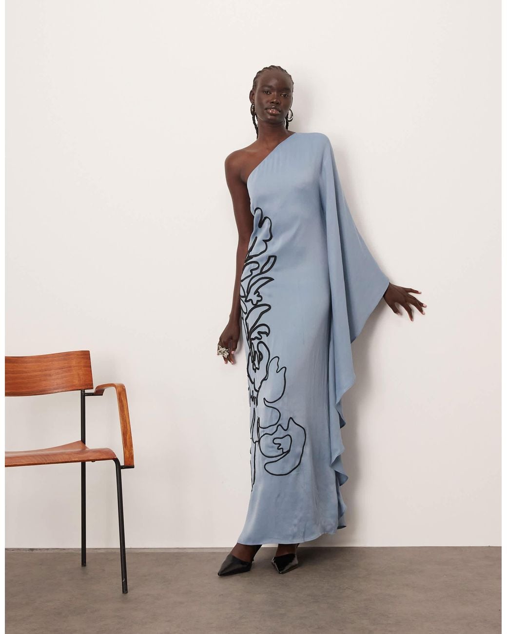 blue contrast dress ARRANGE Embroidered Floral One Shoulder Maxi in mazari Easowa Women's Burgundy Suede Beden:40 Introducing the Lina Contrast
