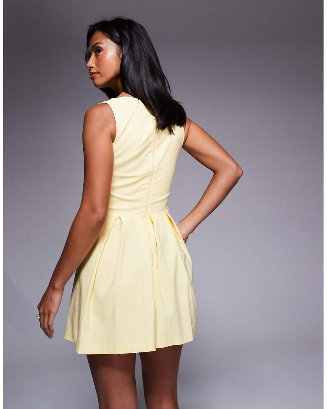 Vestido Corto Con Escote Cuadrado Y Tablas En La Falda De Bengalina De Vesper Petite de color Natural