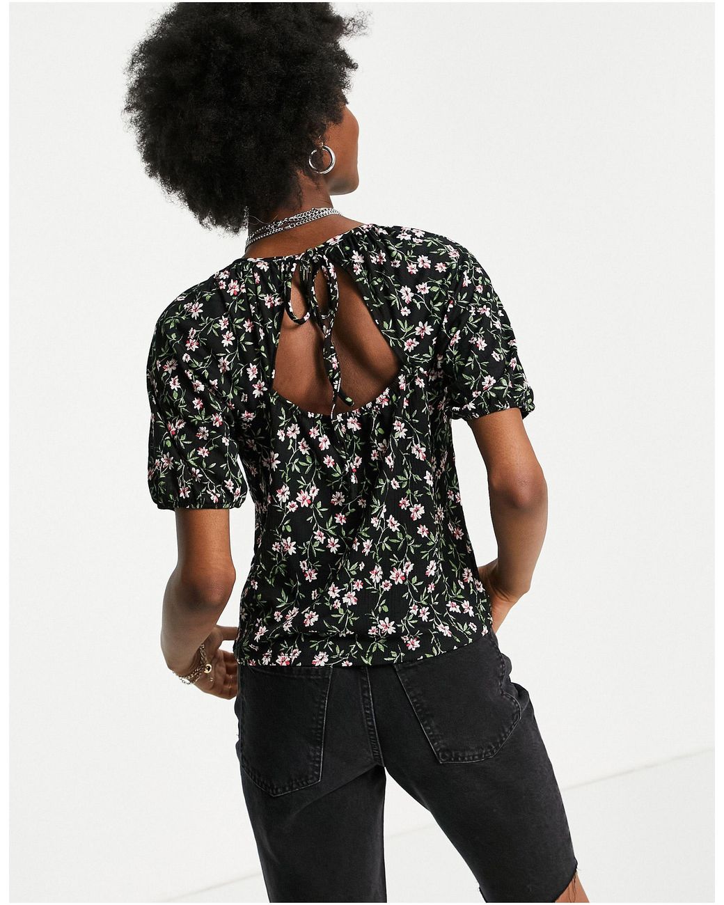 Blouse à découpe au dos - noir petites fleurs Synthétique ONLY en coloris  Noir - Lyst