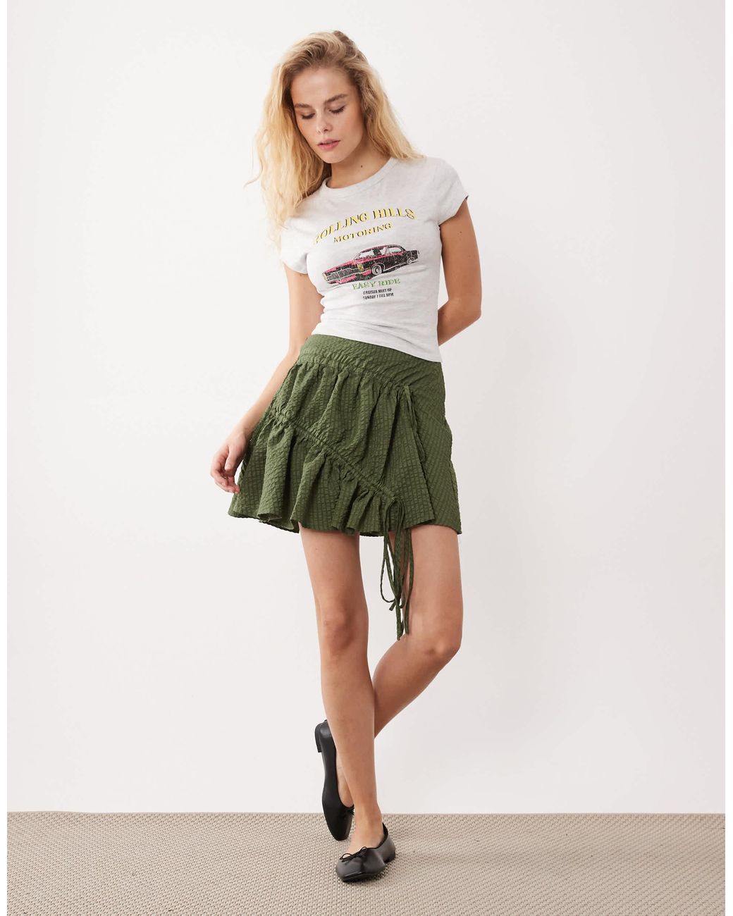 T-shirt effet rétréci à manches courtes avec imprimé voiture style vintage - chiné ASOS en coloris White