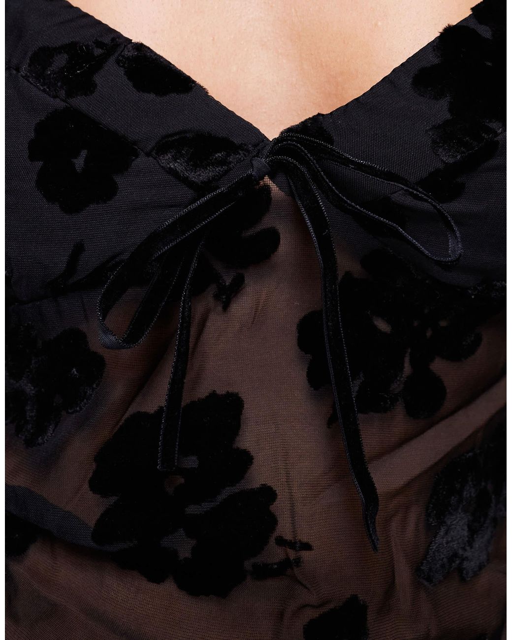 Princess Polly Black – numb – camisole-oberteil aus netzstoff mit em blumenmuster, v-ausschnitt und bindedetail vorne