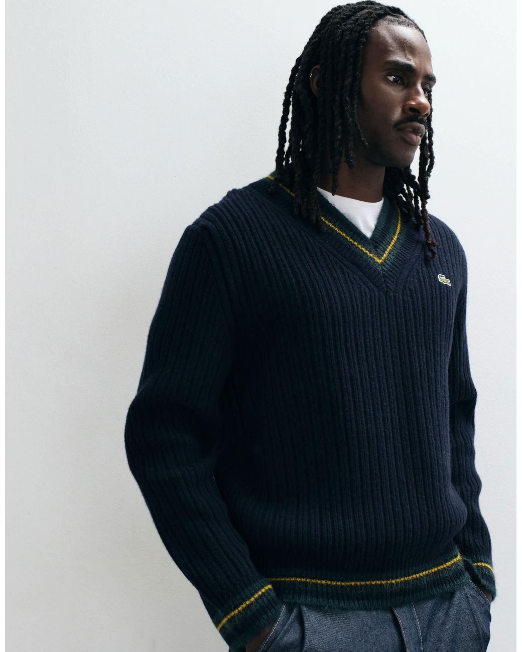 Pull col v contrasté Lacoste pour homme en coloris Blue