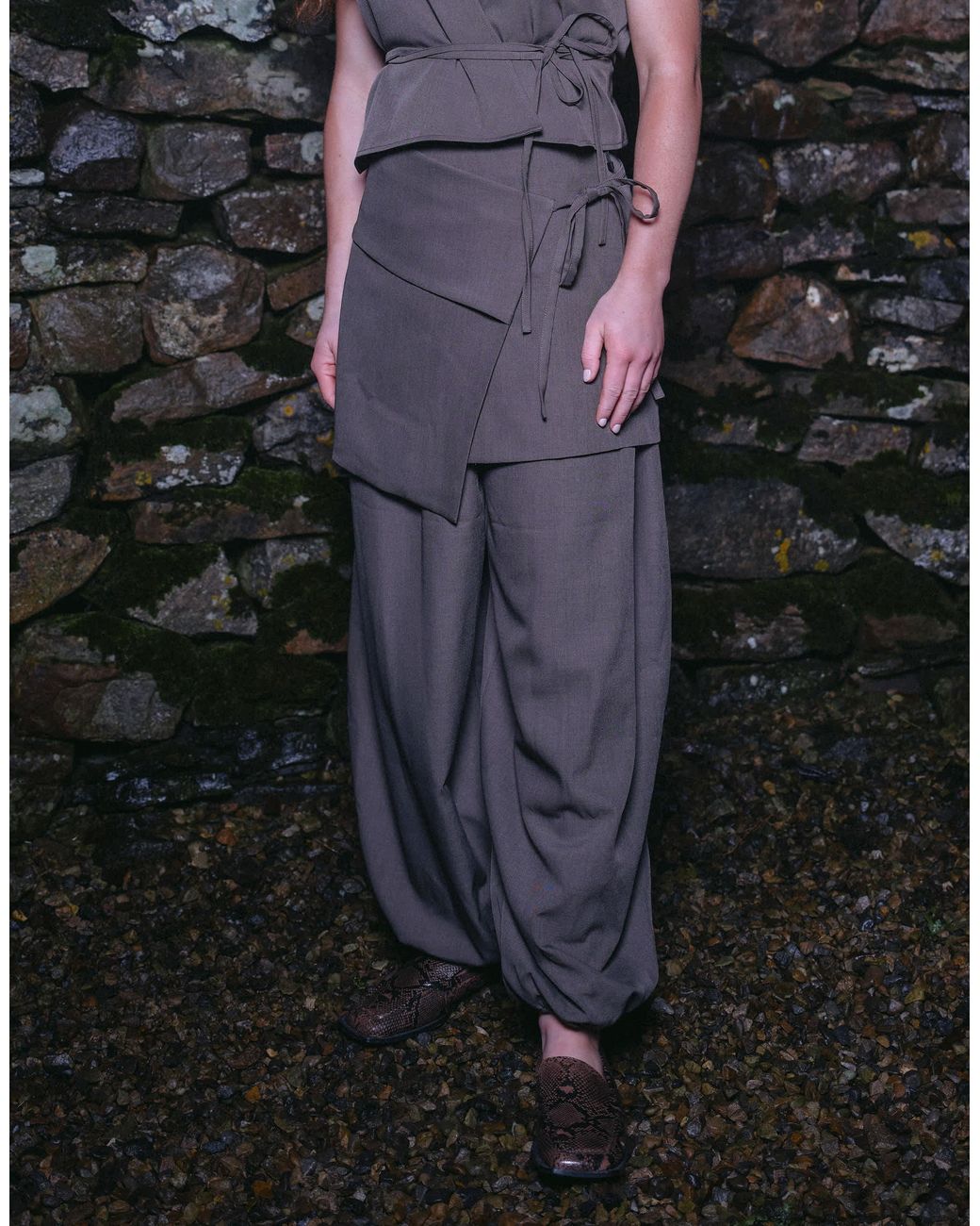 Muse Assembly Gray Hose mit bindedetail