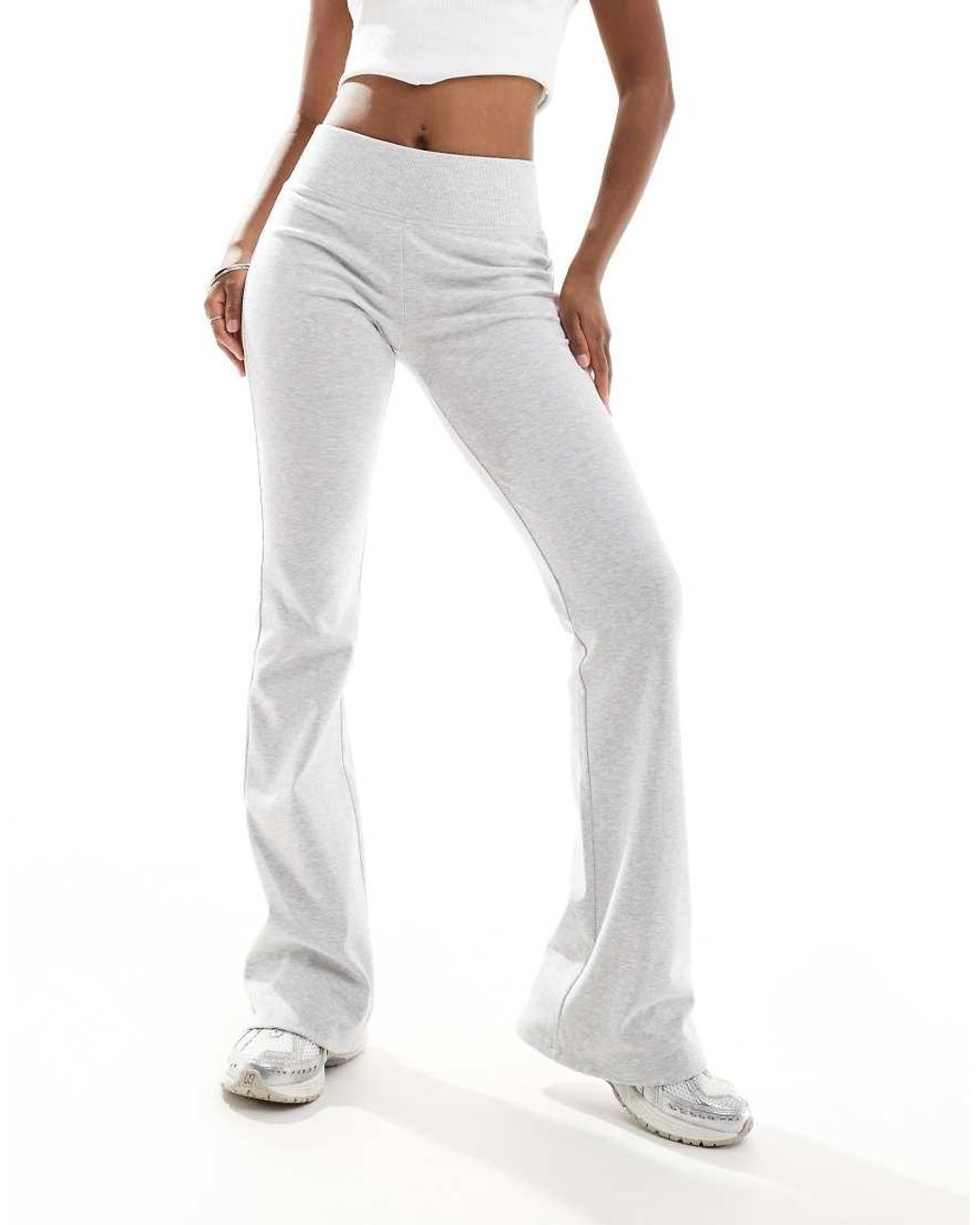 Pantaloni A Zampa Modellanti Grigi Con Fascia Larga di Stradivarius in Bianco Lyst