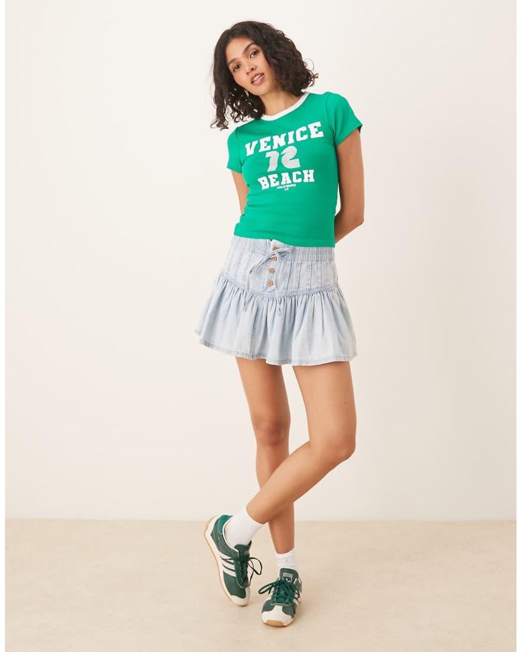 Gina Tricot Slim-Fit T-Shirt Met Korte Mouwen En Venice Beach-Print in het Green