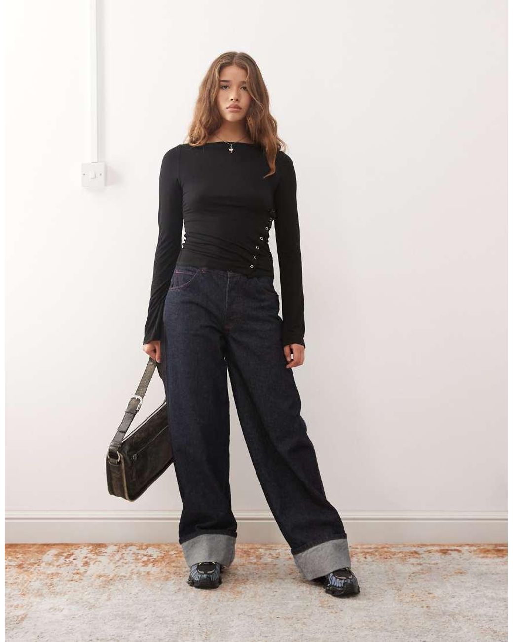 Weekday Top Met Boothals, Lange Mouwen En Split Aan De Zoom Met Oogjes in het Black
