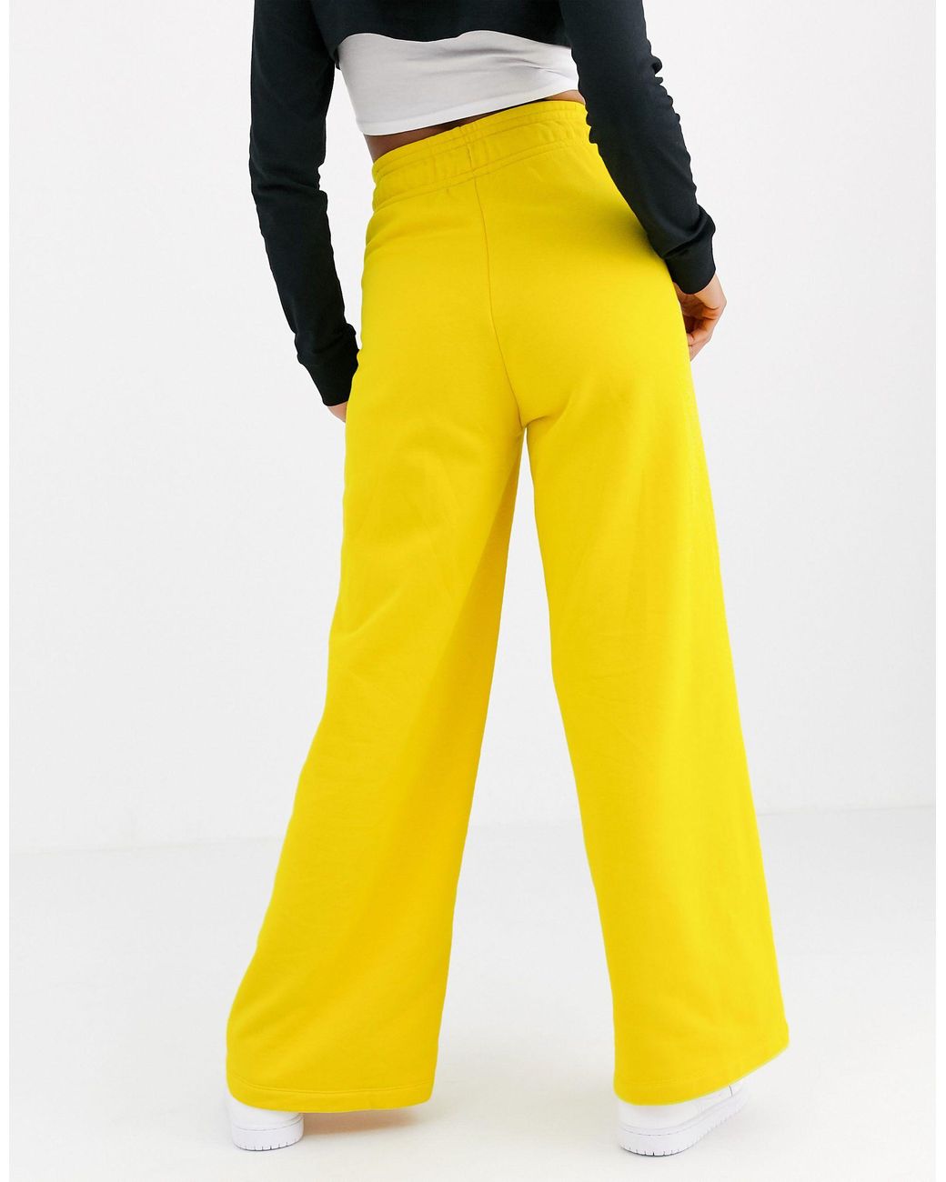 Nike – Gelbe Jogginghose mit hoher Taille und weiten Hosenbeinen in Gelb |  Lyst AT