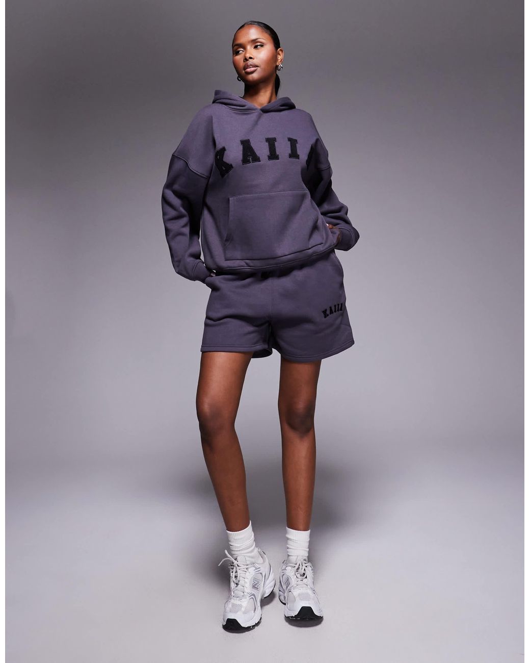Short d'ensemble molletonné en coton mélangé avec logo brodé - foncé Kaiia en coloris Blue