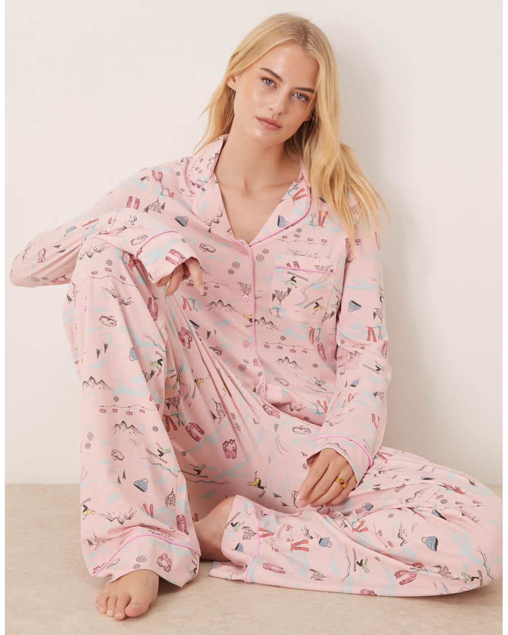 ASOS Pink Asos design tall – superweicher pyjama aus langärmligem hemd und hose mit ski-aufdruck und farblich abgesetzter paspelierung