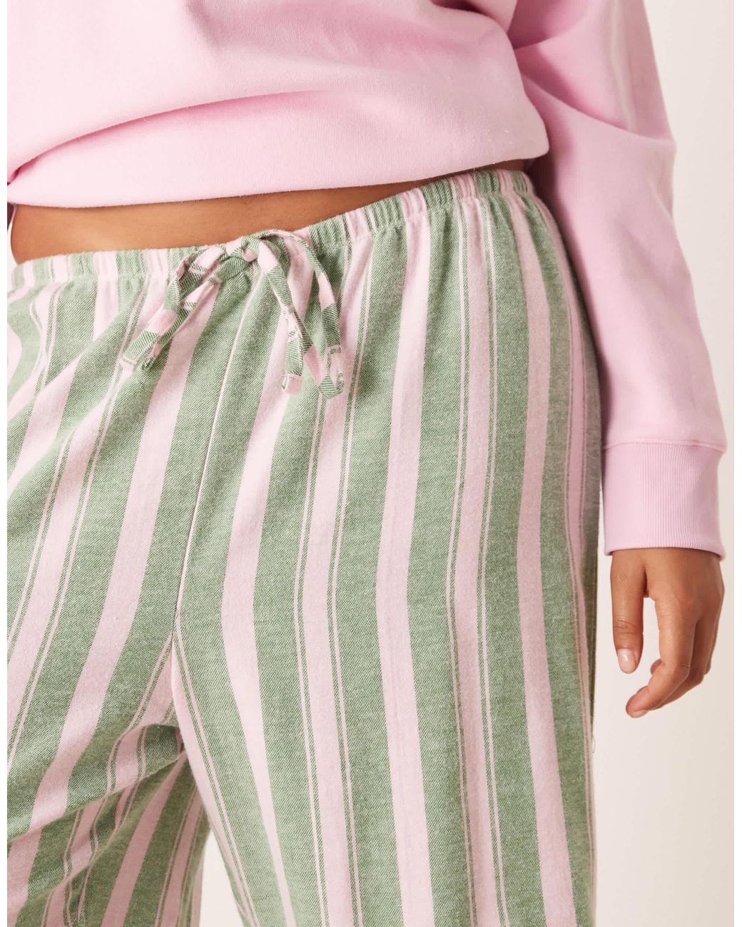 ASOS Pink Asos design curve – pyjama-set aus jersey-sweatshirt mit logo und gewebter hose mit streifen