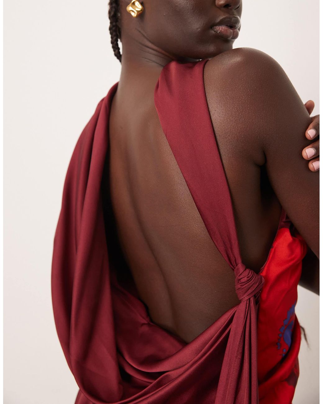 ARRANGE Red – drapiertes midikleid mit großem blumenmuster, schalausschnitt und tiefem rückenausschnitt