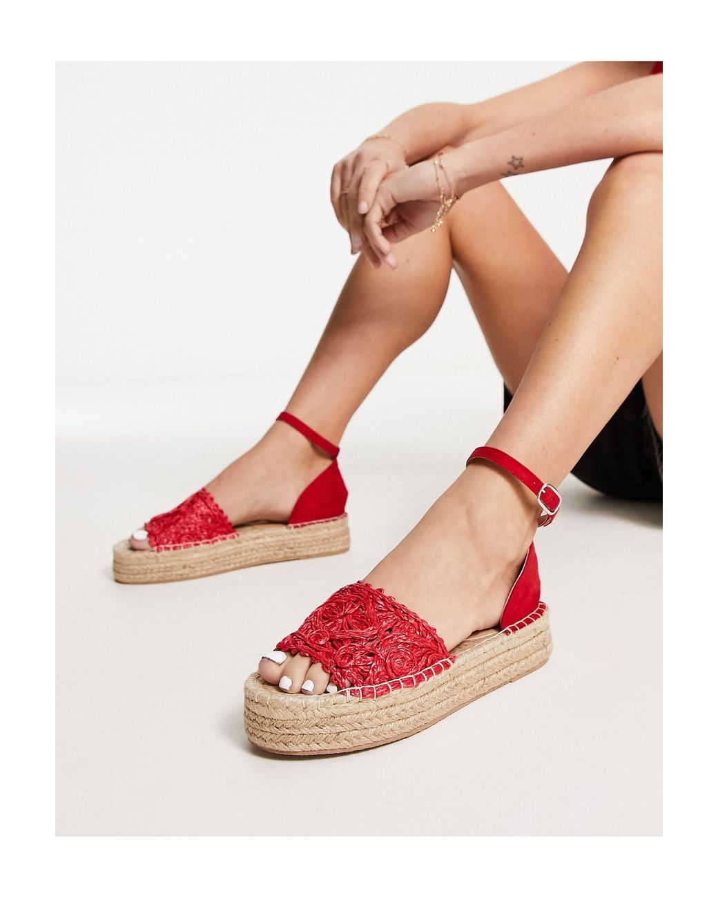 Sandalias rojas estilo alpargata con plataforma plana de South