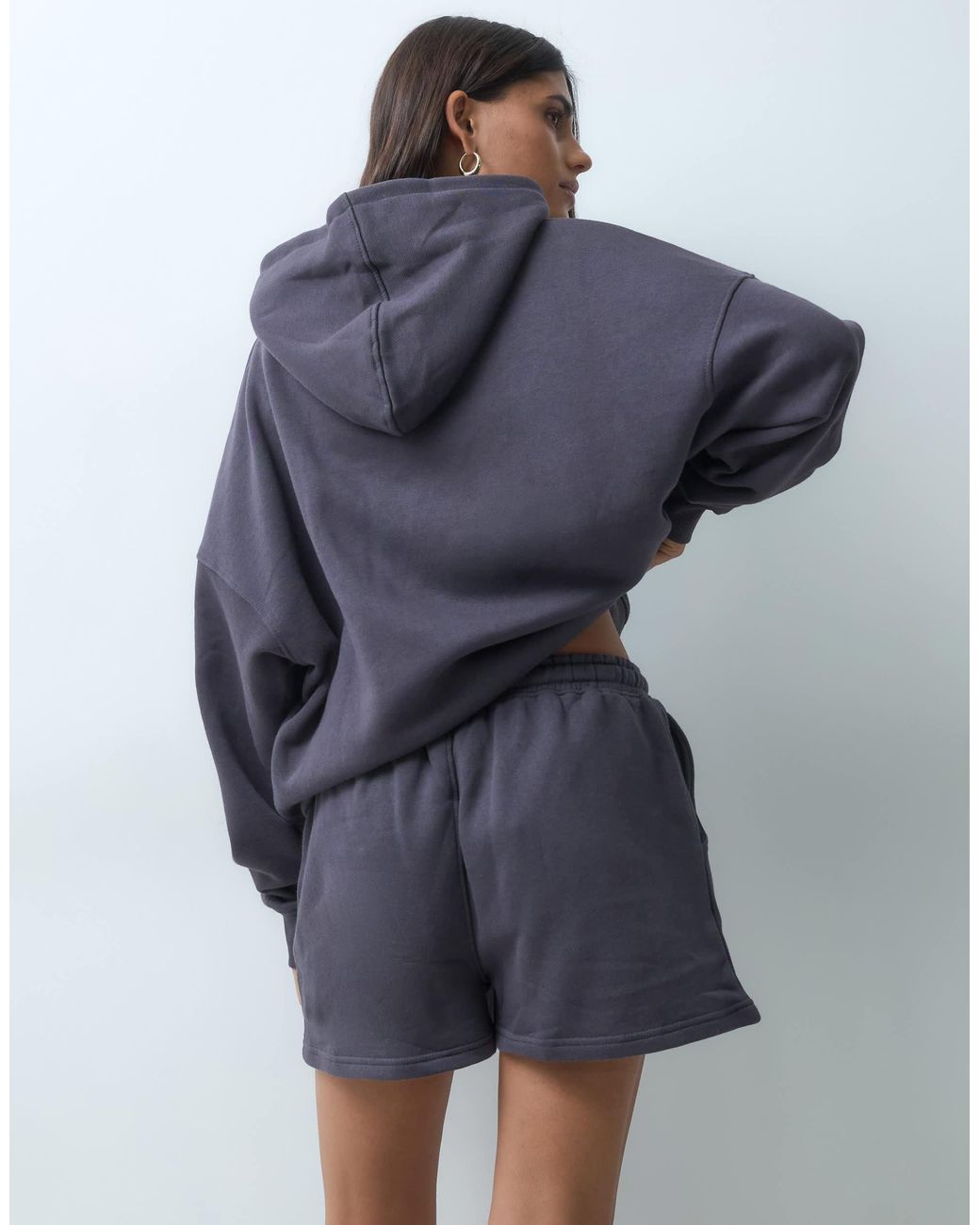 Short d'ensemble molletonné en coton mélangé avec logo brodé - foncé Kaiia en coloris Blue