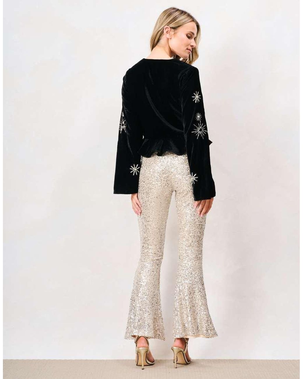Hope & Ivy Natural The Glacia Long Sleeve V-Neck Button Front Embellished Top