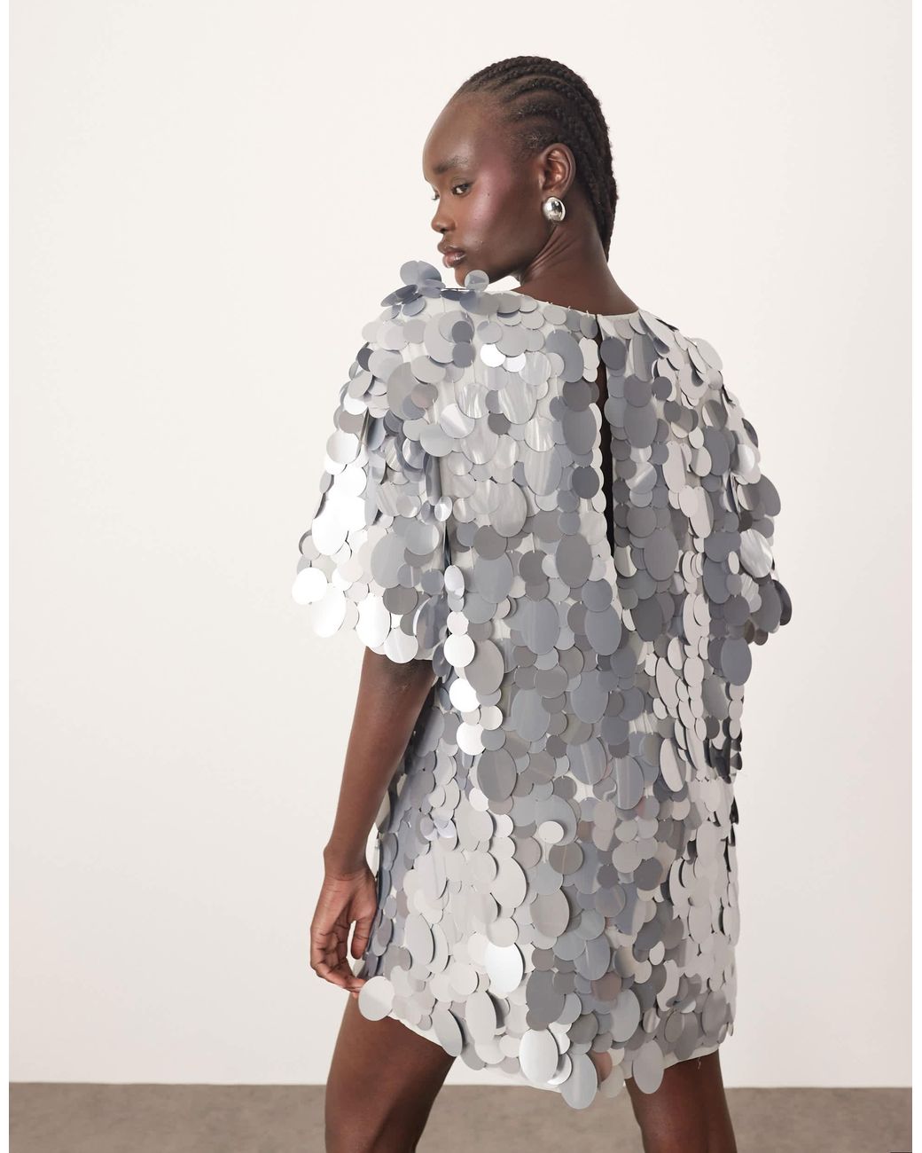 ARRANGE Natural – mit scheibenpailletten verziertes kurzes t-shirt-kleid