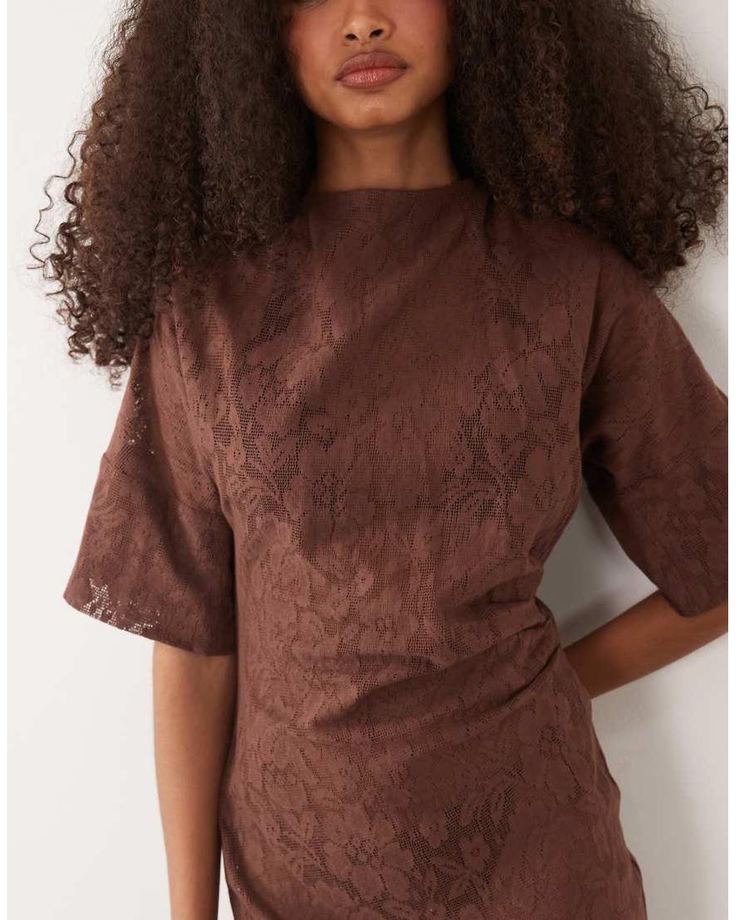 Suvi di Pretty Lavish in Brown