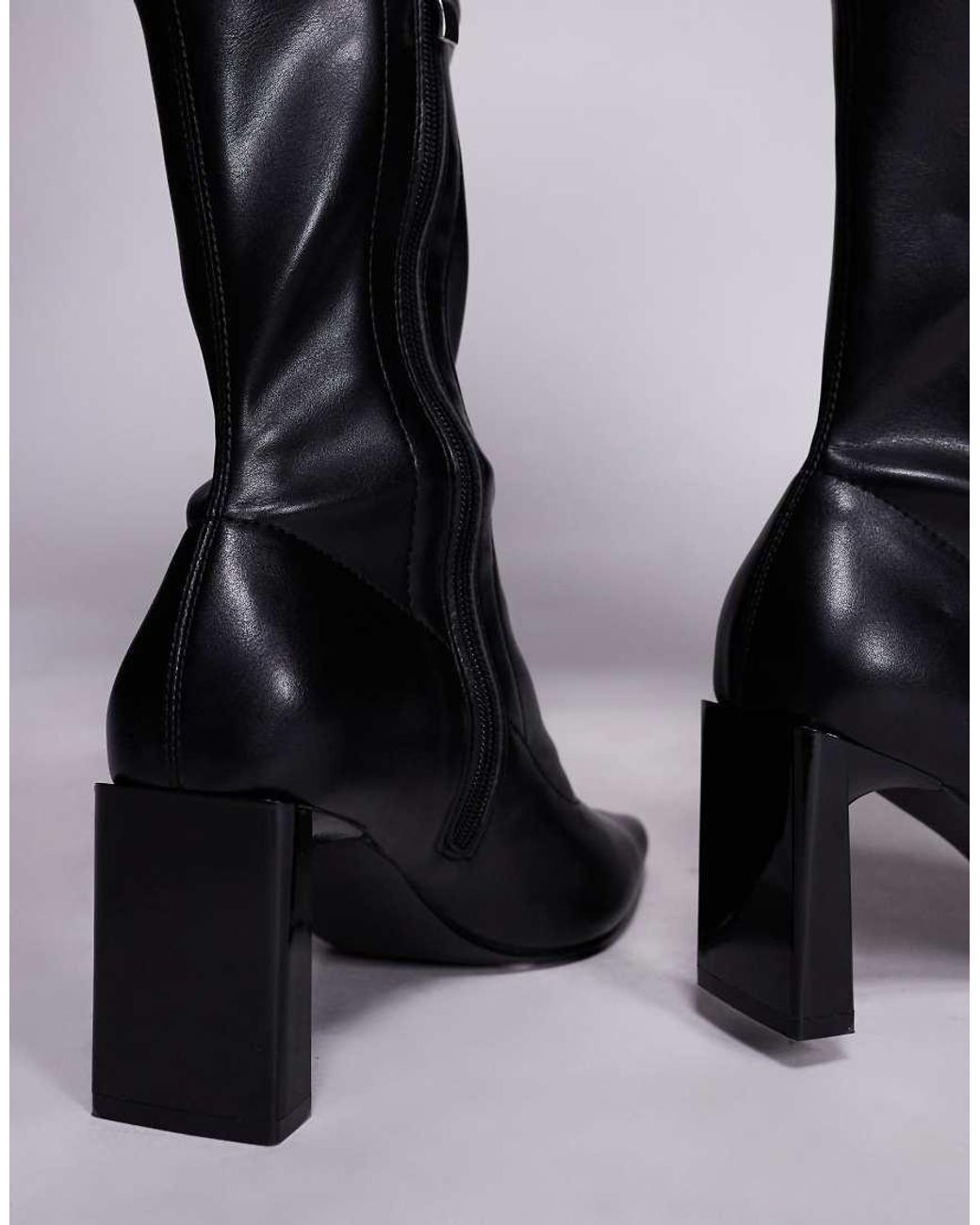 Robert di Public Desire in Black