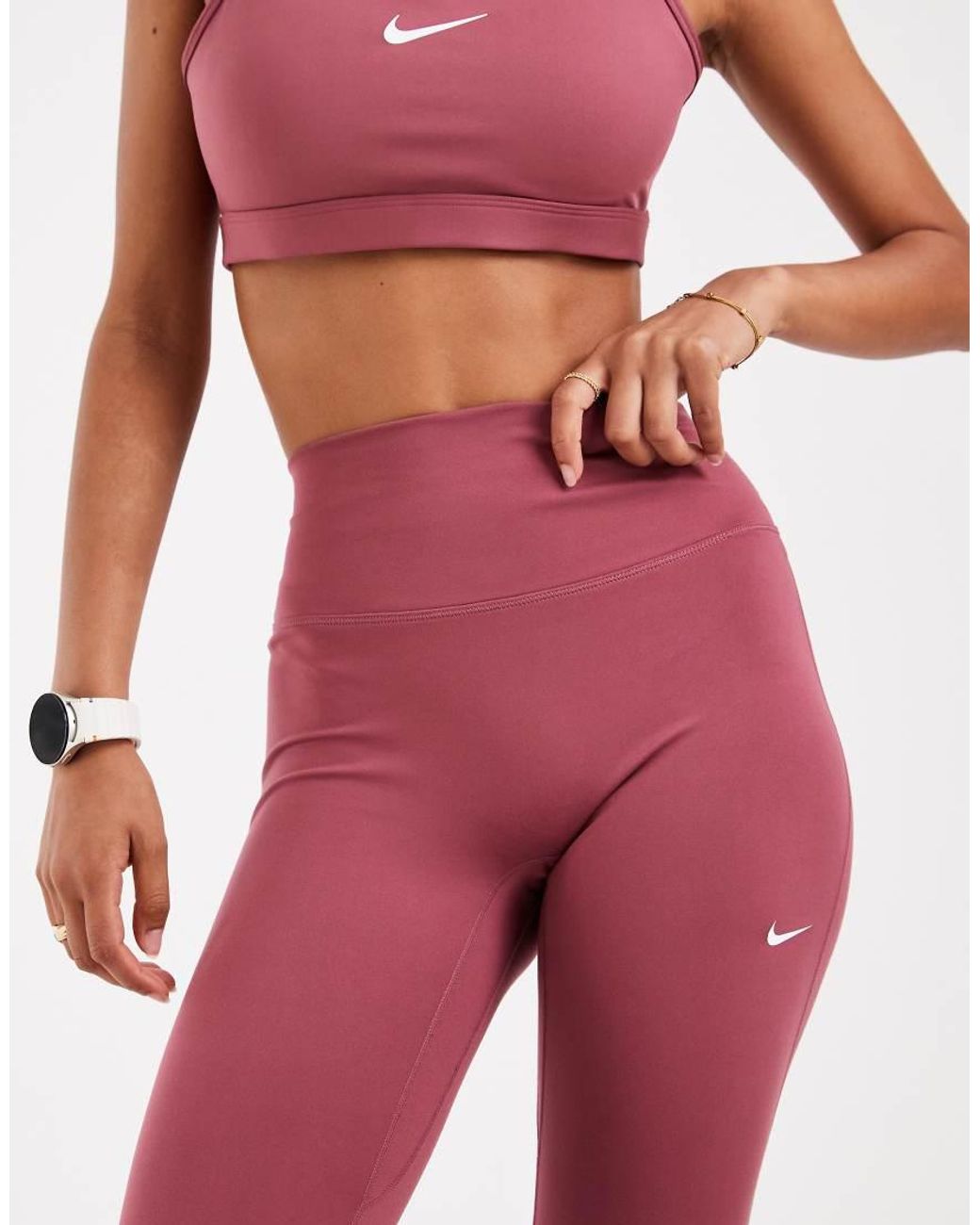 Nike di Nike in Red