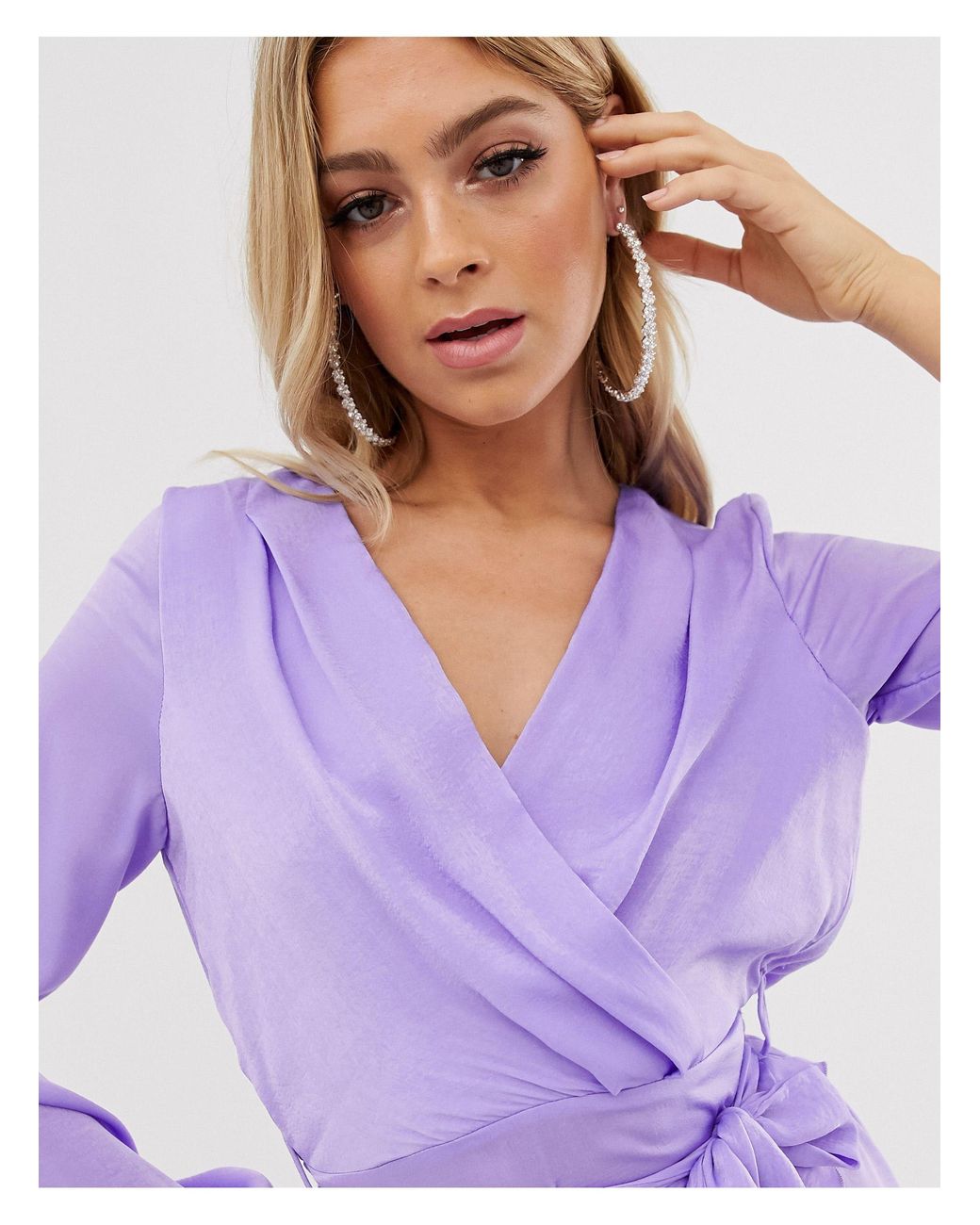 Robe portefeuille courte en satin - Lilas Flounce London en coloris Violet  | Lyst