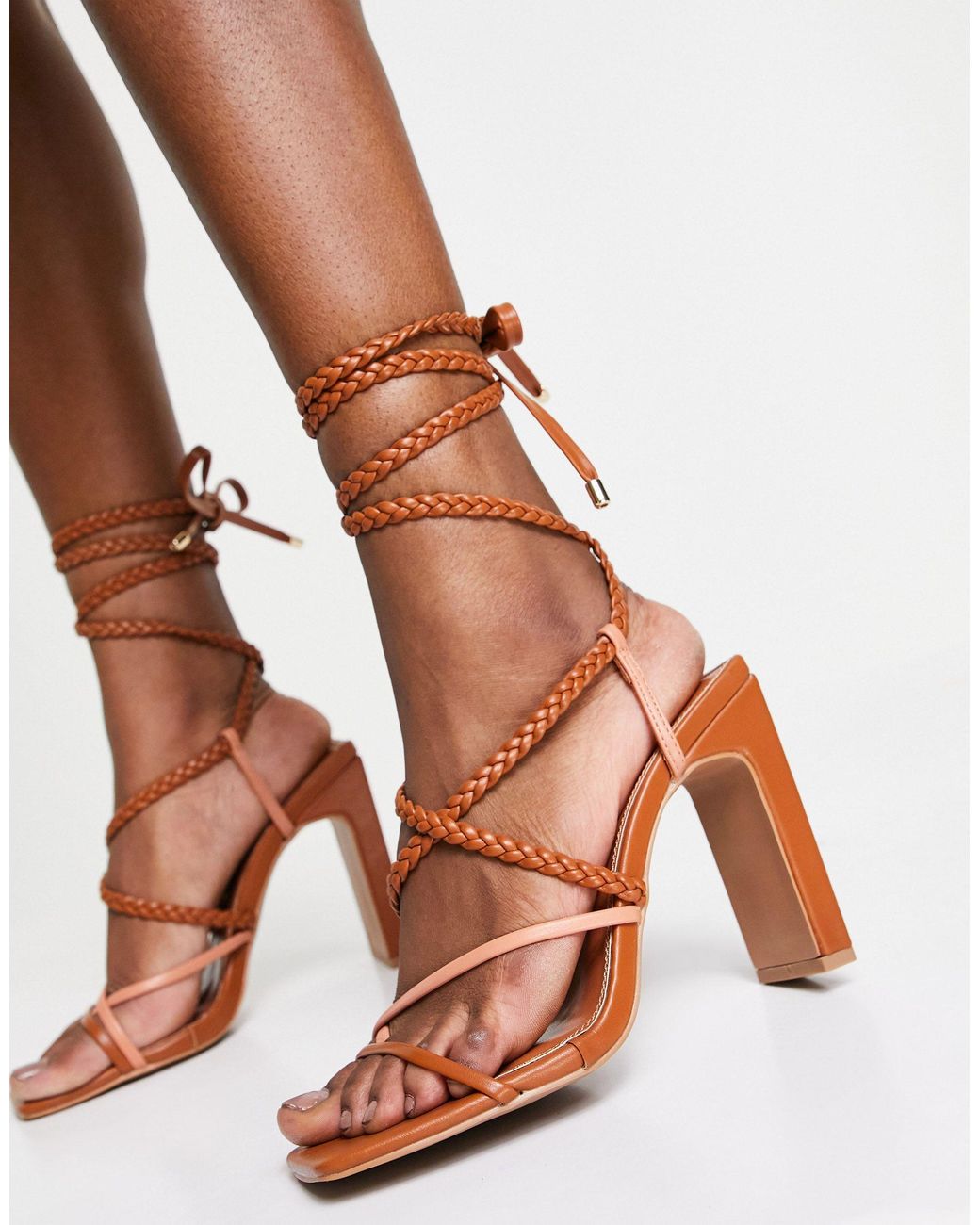 Neela - sandali con tacco color cuoio/beige con fascette sottili allacciate  alla caviglia di ASOS in Marrone | Lyst