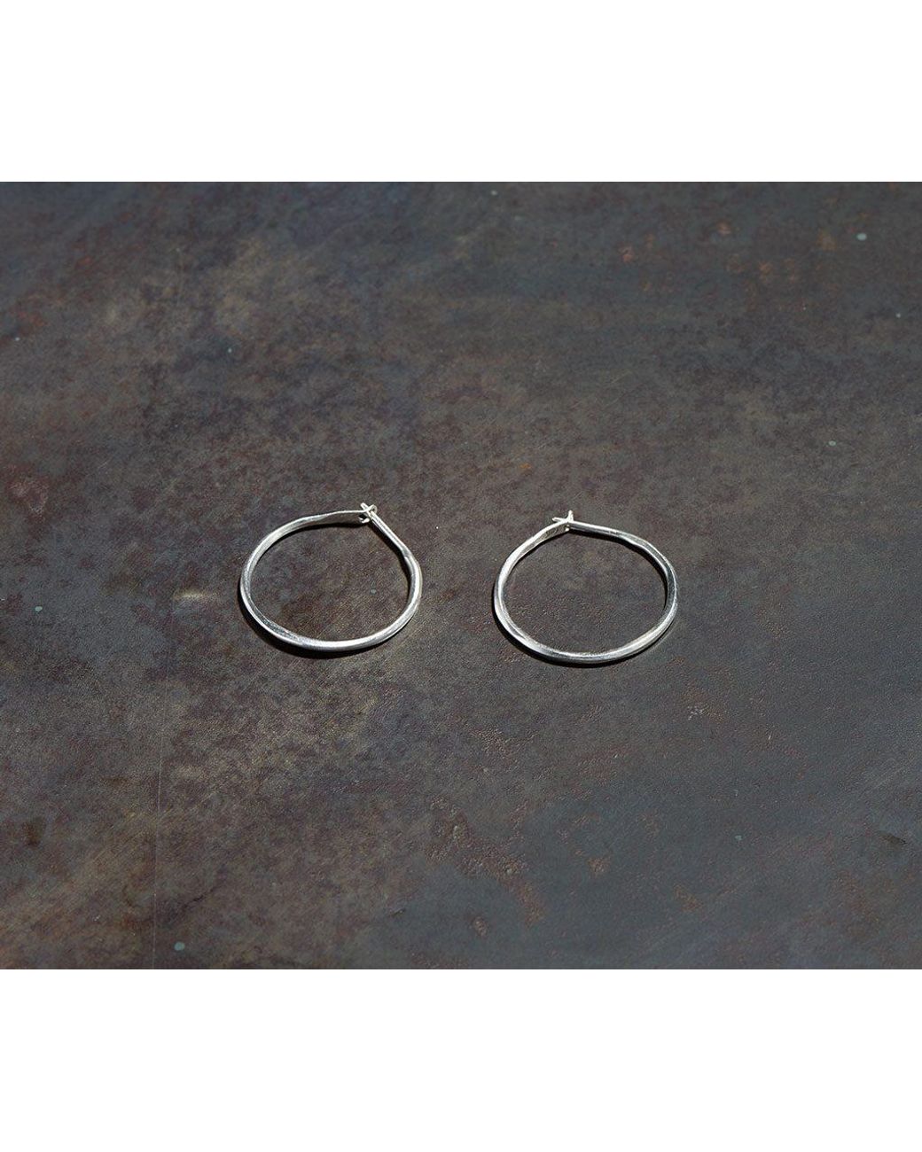 Werkstatt:münchen Hoop Earrings Fine Hammered M4512 in Grey | Lyst UK