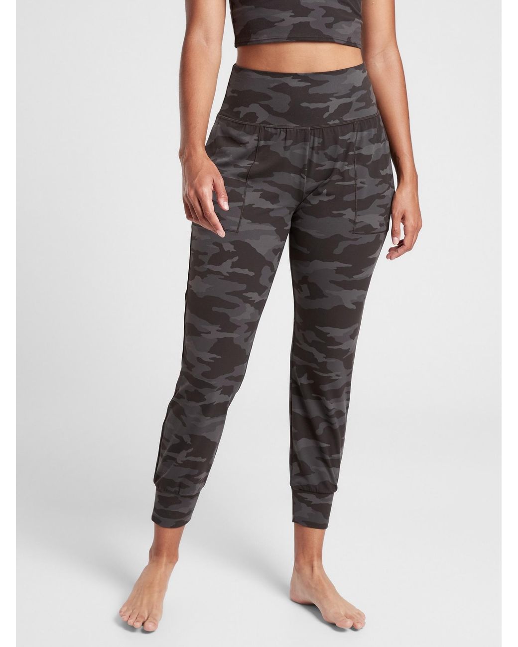 salutation camo jogger