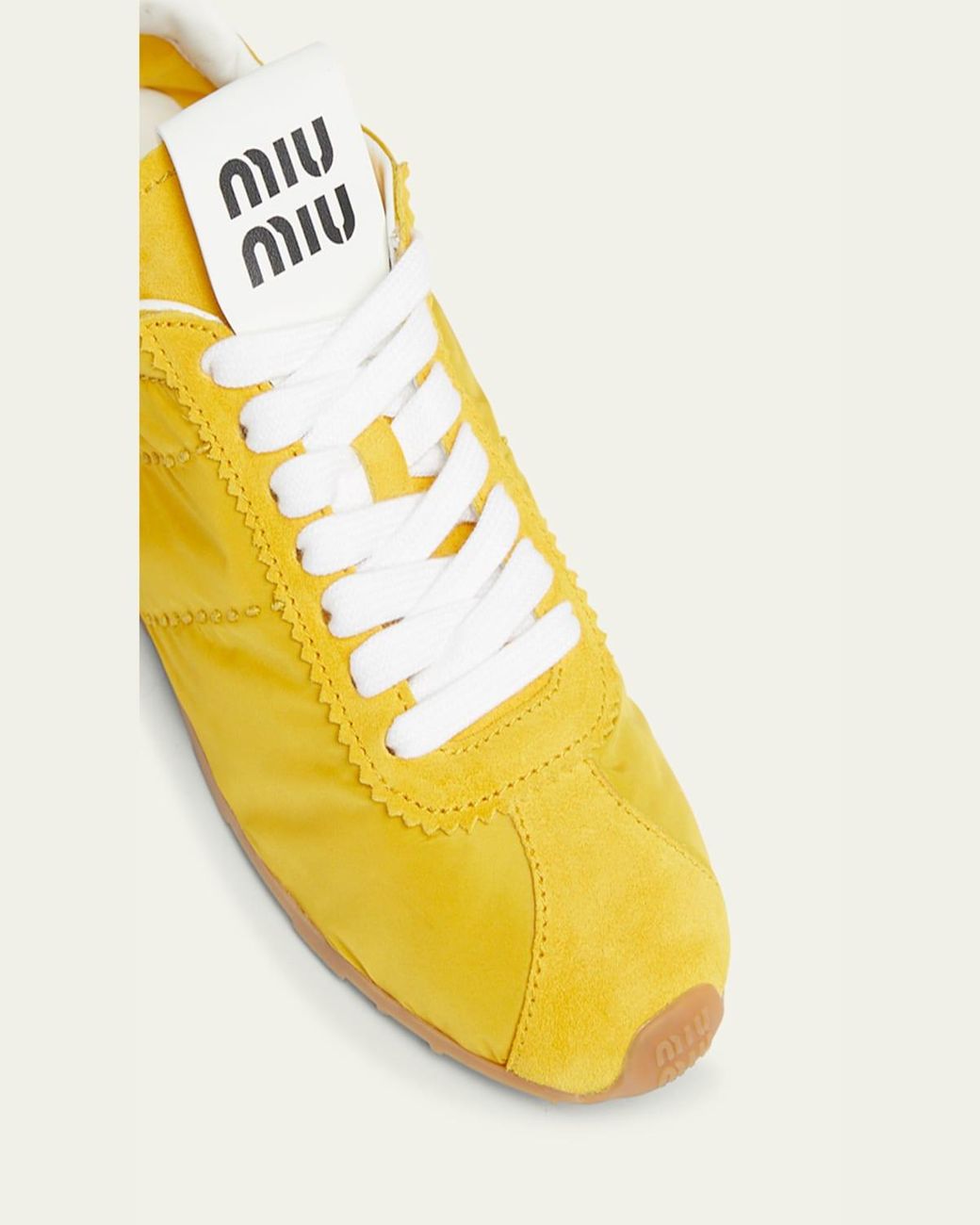 【MIU MIU】ゴールドカーフスキンのプルームスニーカー レディース アイコニックシューズ Miu Miu