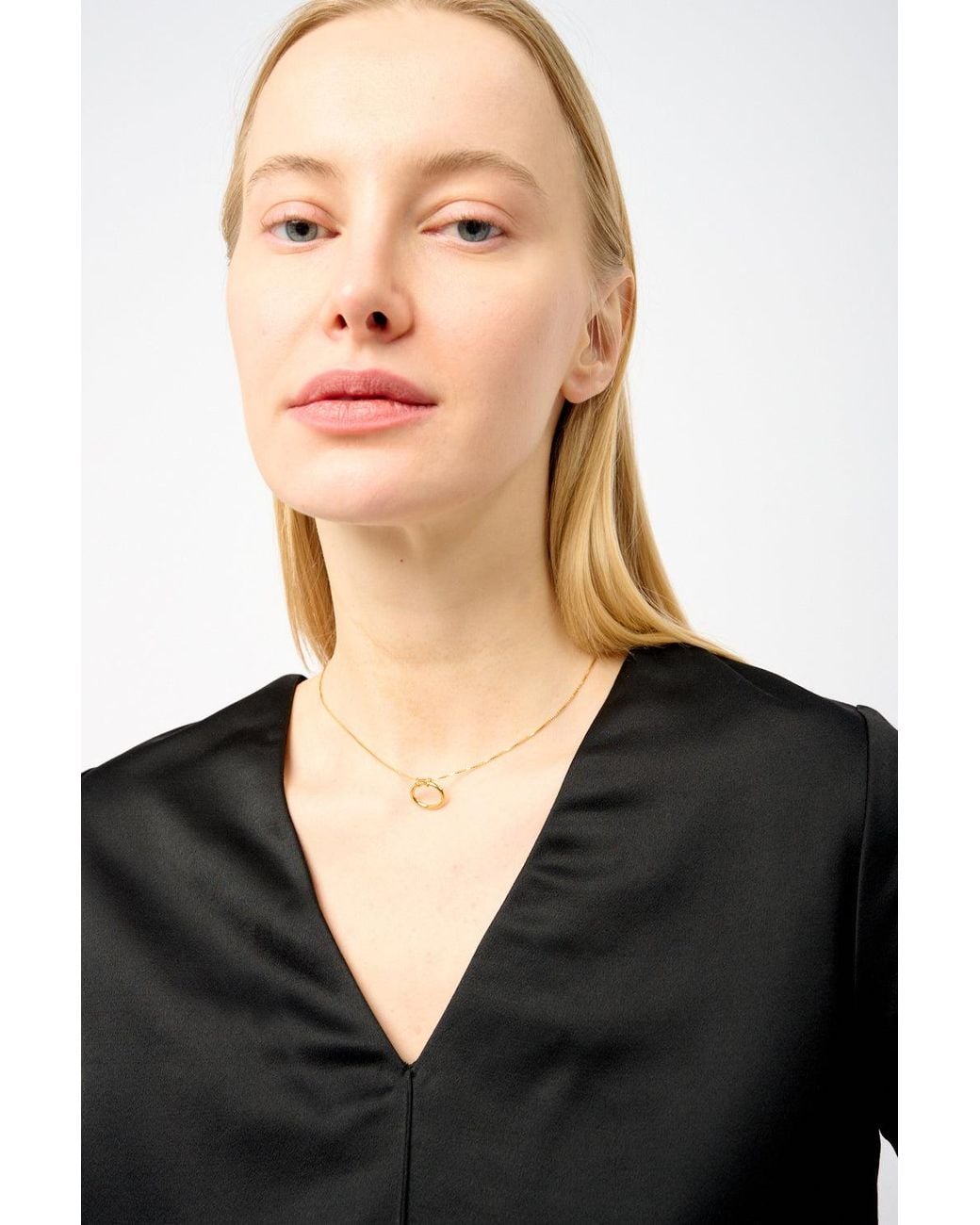 Otiumberg Metallic Oval Pendent Necklace