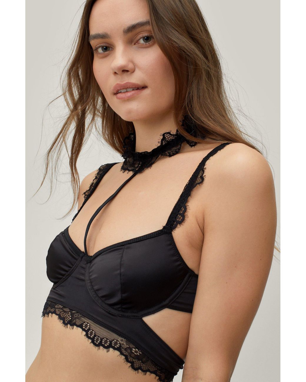 Skifte tøj Frivillig Tilstand Boohoo Satin Lace Trim Underwire Strappy Choker Bralette And Thong in Black  | Lyst