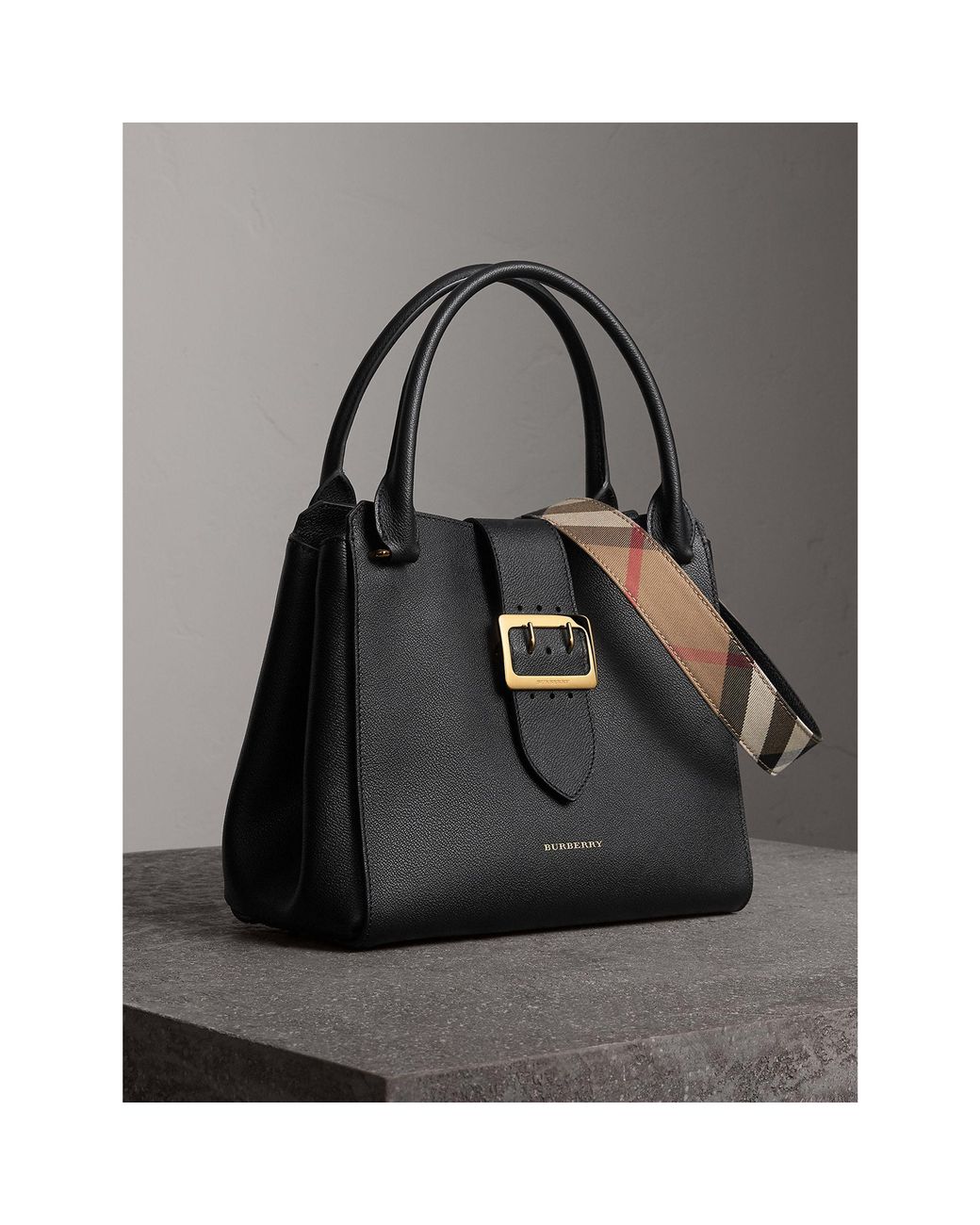 Burberry The Medium Buckle Tote In Grainy Leather Black | Lyst