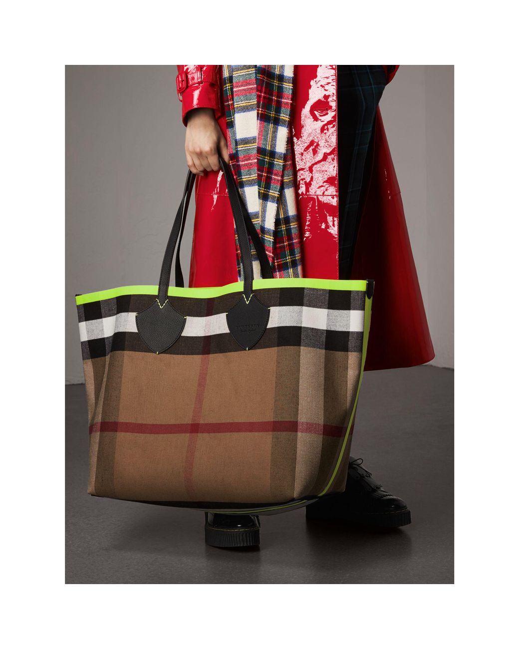 Burberry The Giant Reversible Tote Bag In Vibrant Red And Black Tartan  Bonded