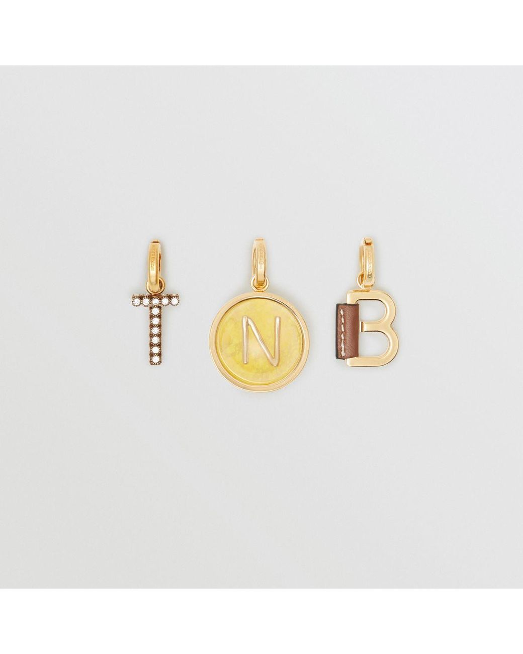 Actualizar 46+ imagen burberry letter charm