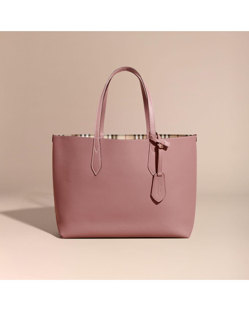 Burberry The Medium Reversible Tote In Haymarket Check And Leather Light  Elderberry | Lyst